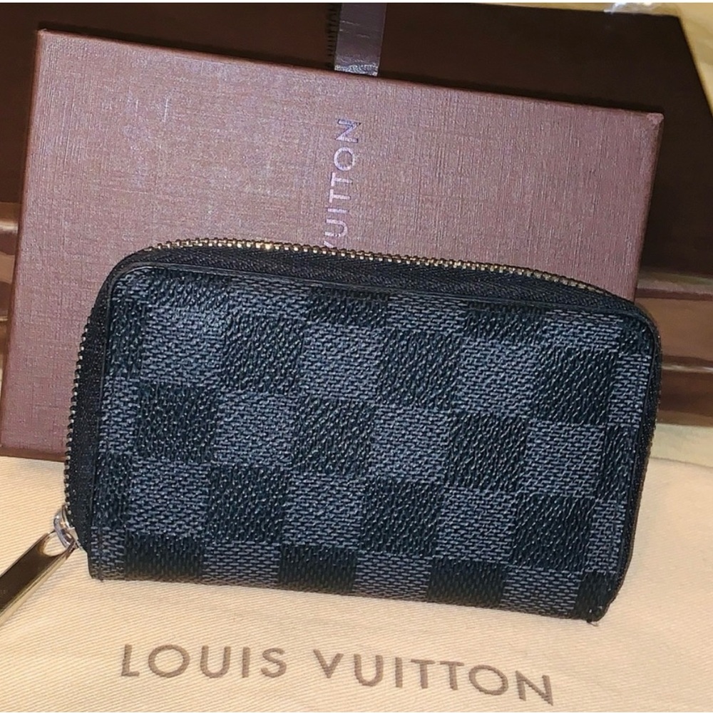 LOUIS VUITTON Damier Graphite
Zippy Wallet